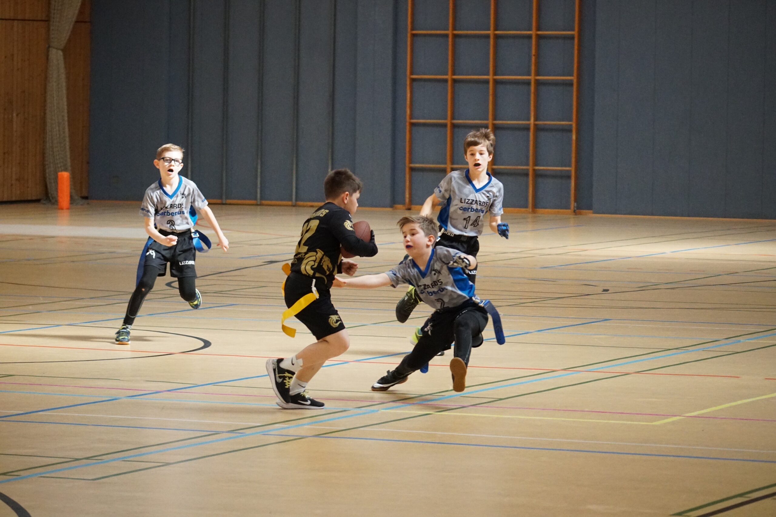 Ein Spieler aus Kelkheim greift nach den Flaggen des gegnerischen Spielers.