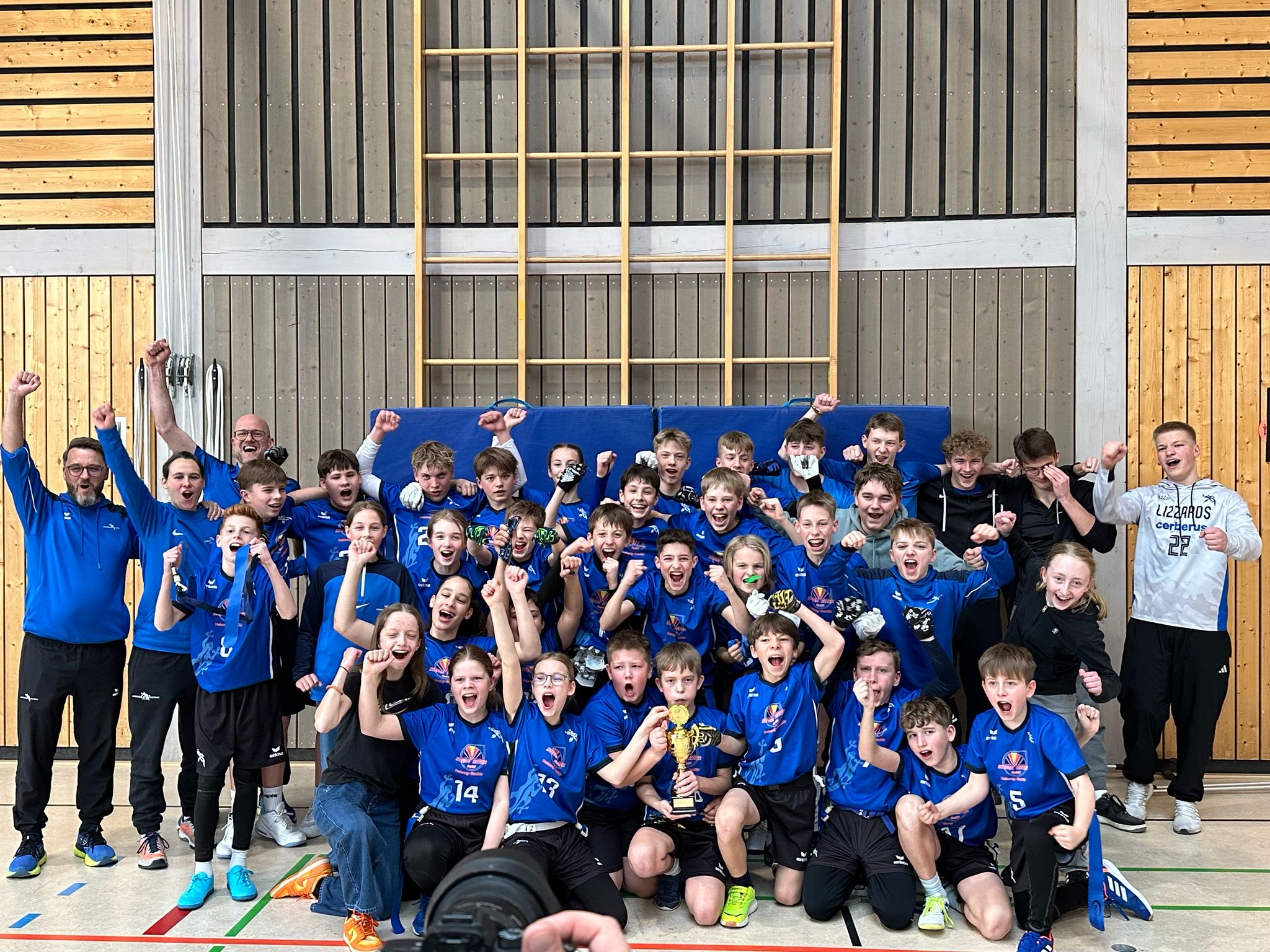 Gruppenfoto des Teams mit seinen Trainern