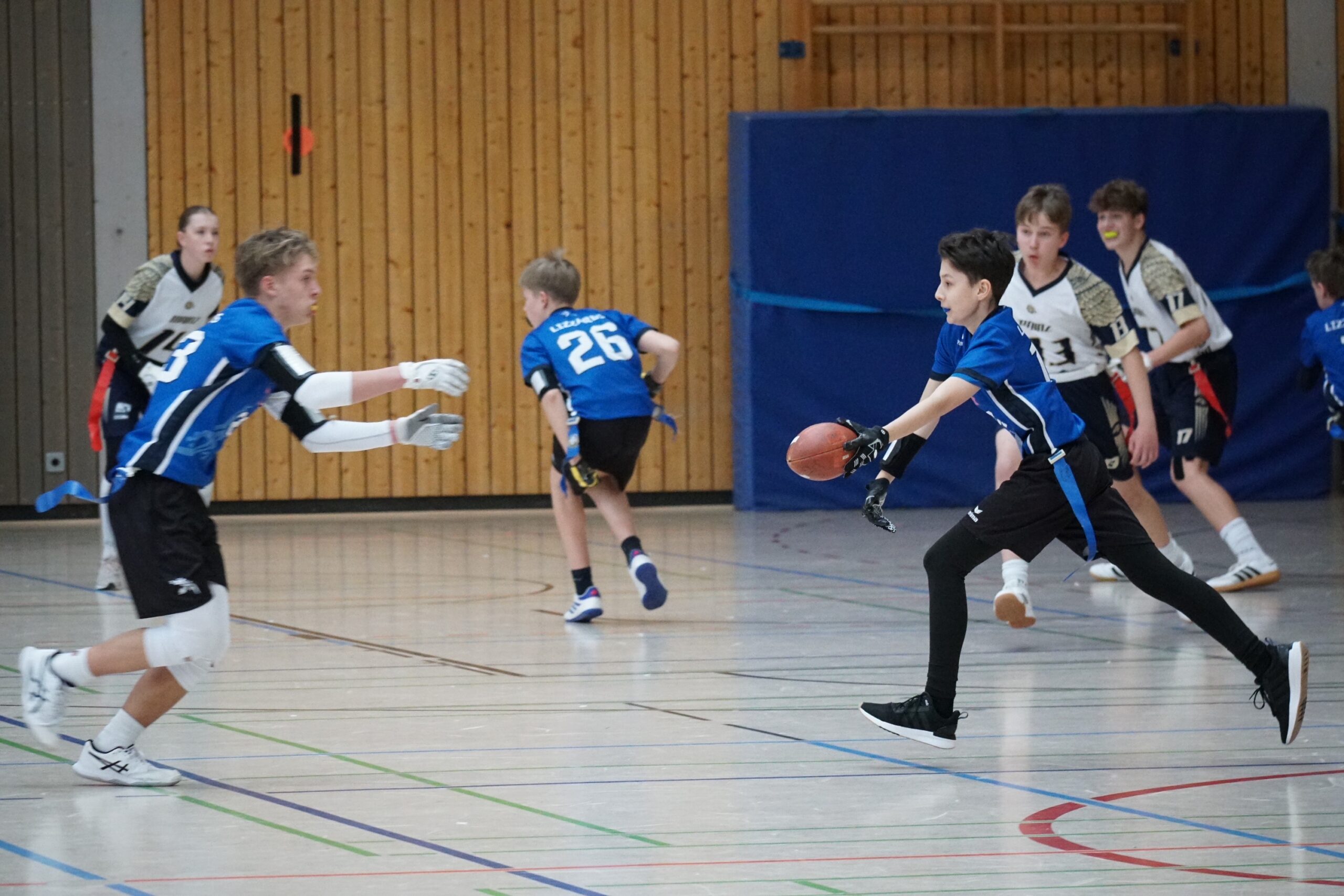 Ein Spieler von Lizzards passt den Ball zu seinem Mitspieler.