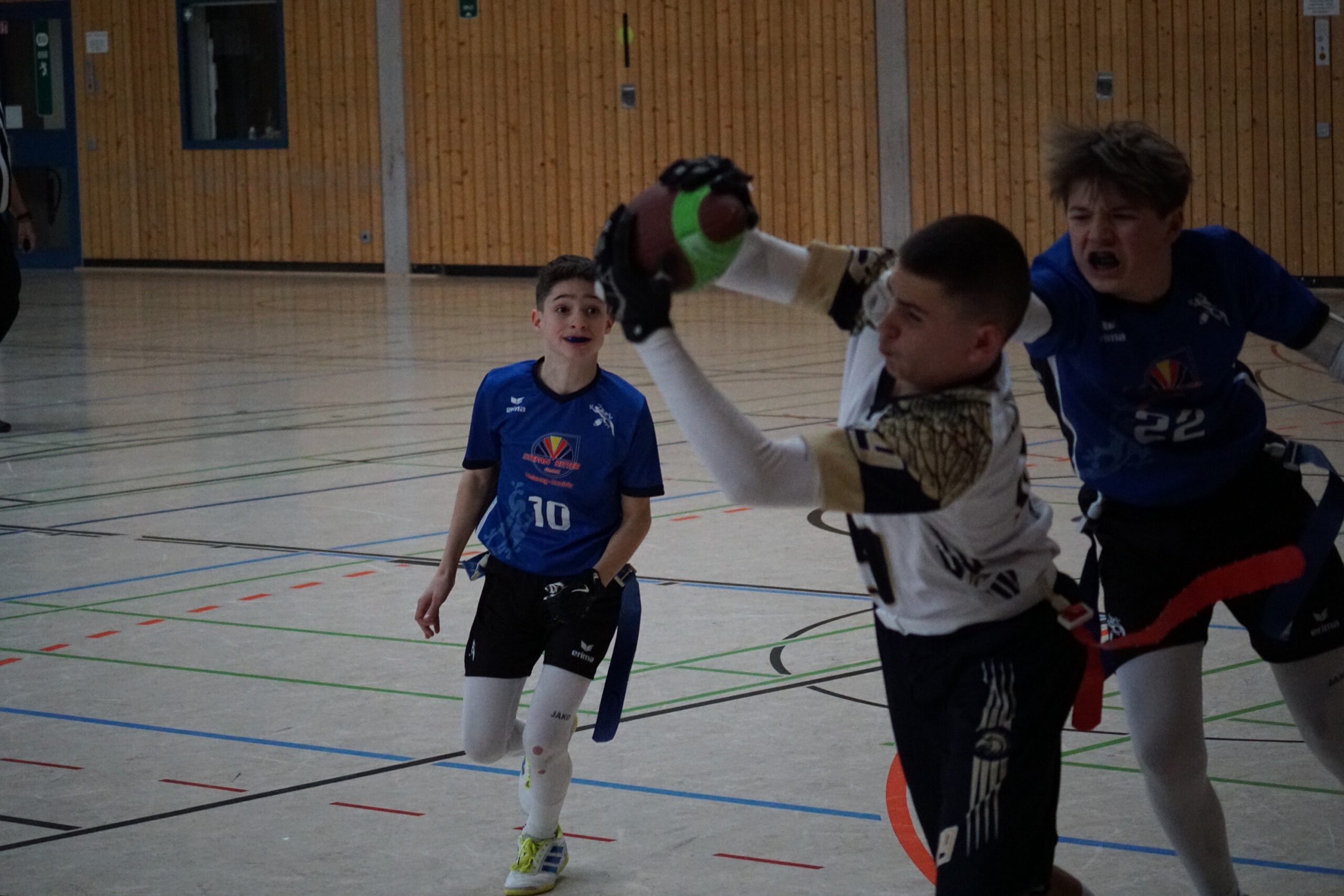 Die Spieler sind mitten im Spiel, als ein Spieler der gegnerischen Mannschaft den Ball fängt.