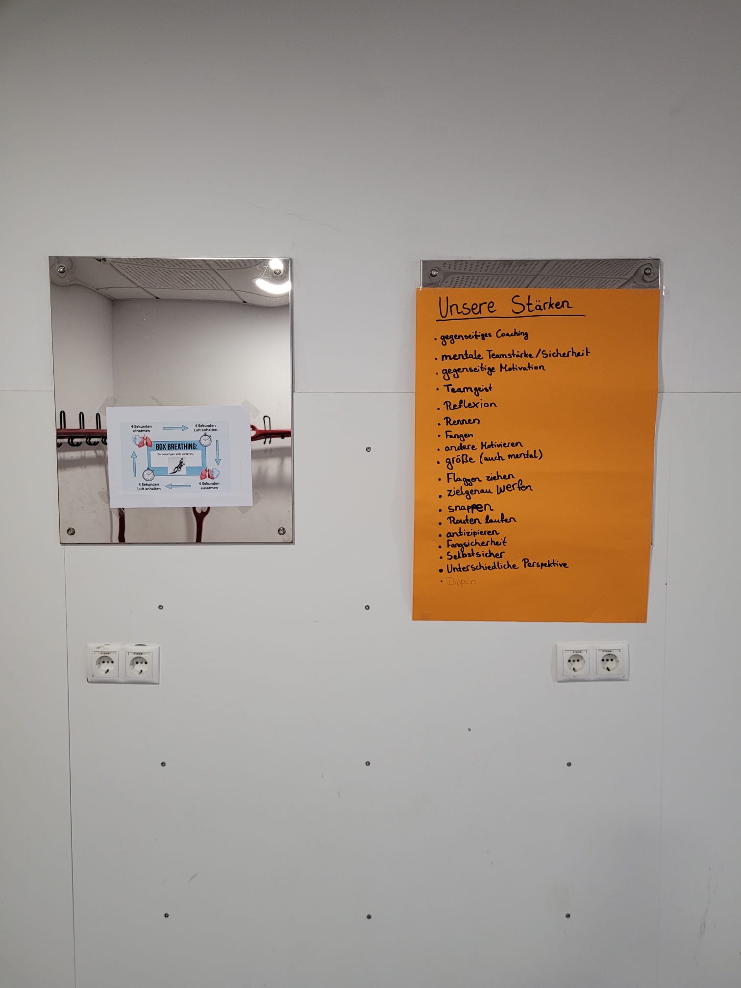 Zwei Motivationsposter, die an eine Wand geklebt sind.