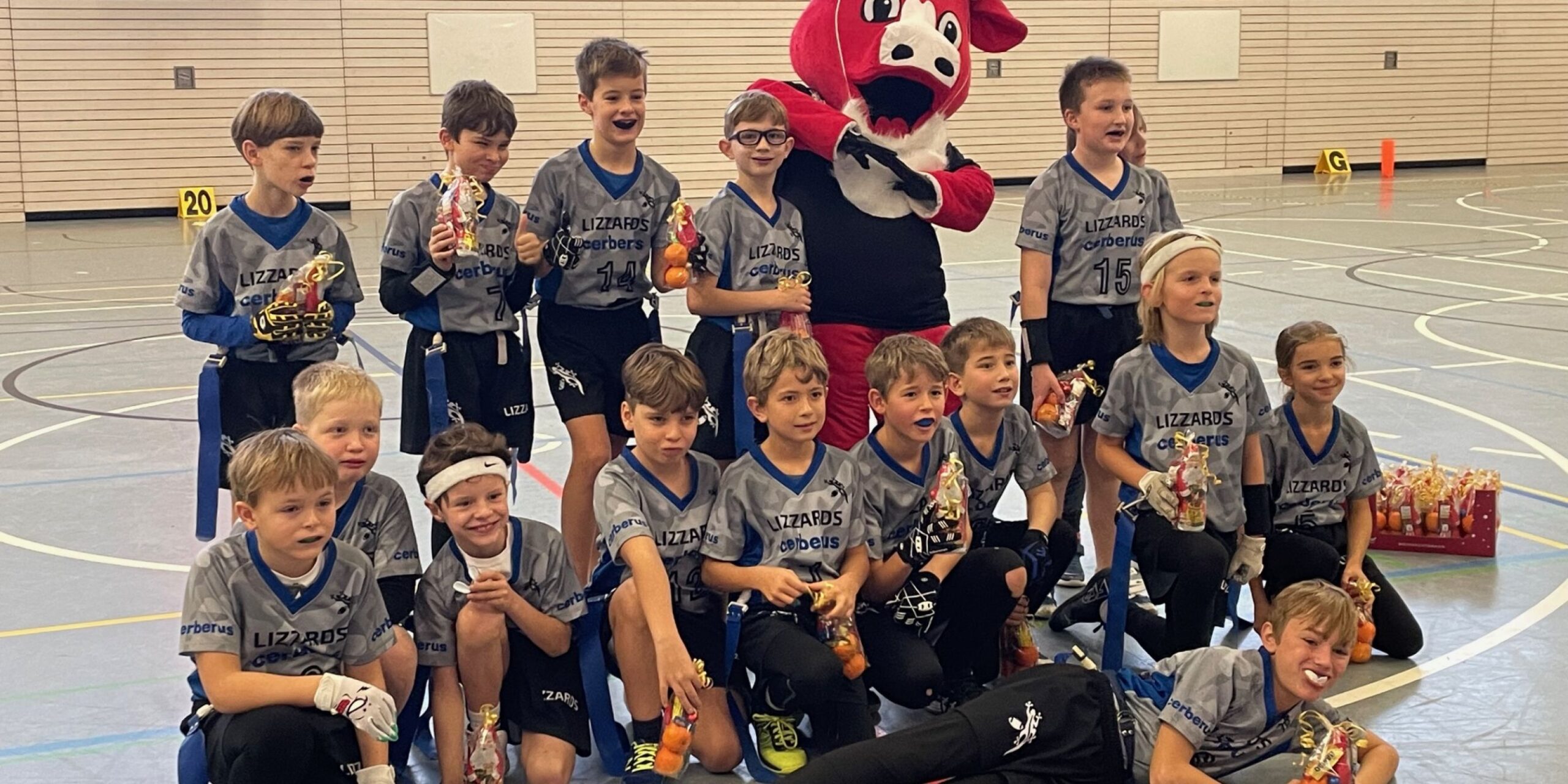 Gruppenfoto der Lizzards Juniors U10 in einer Sporthalle.