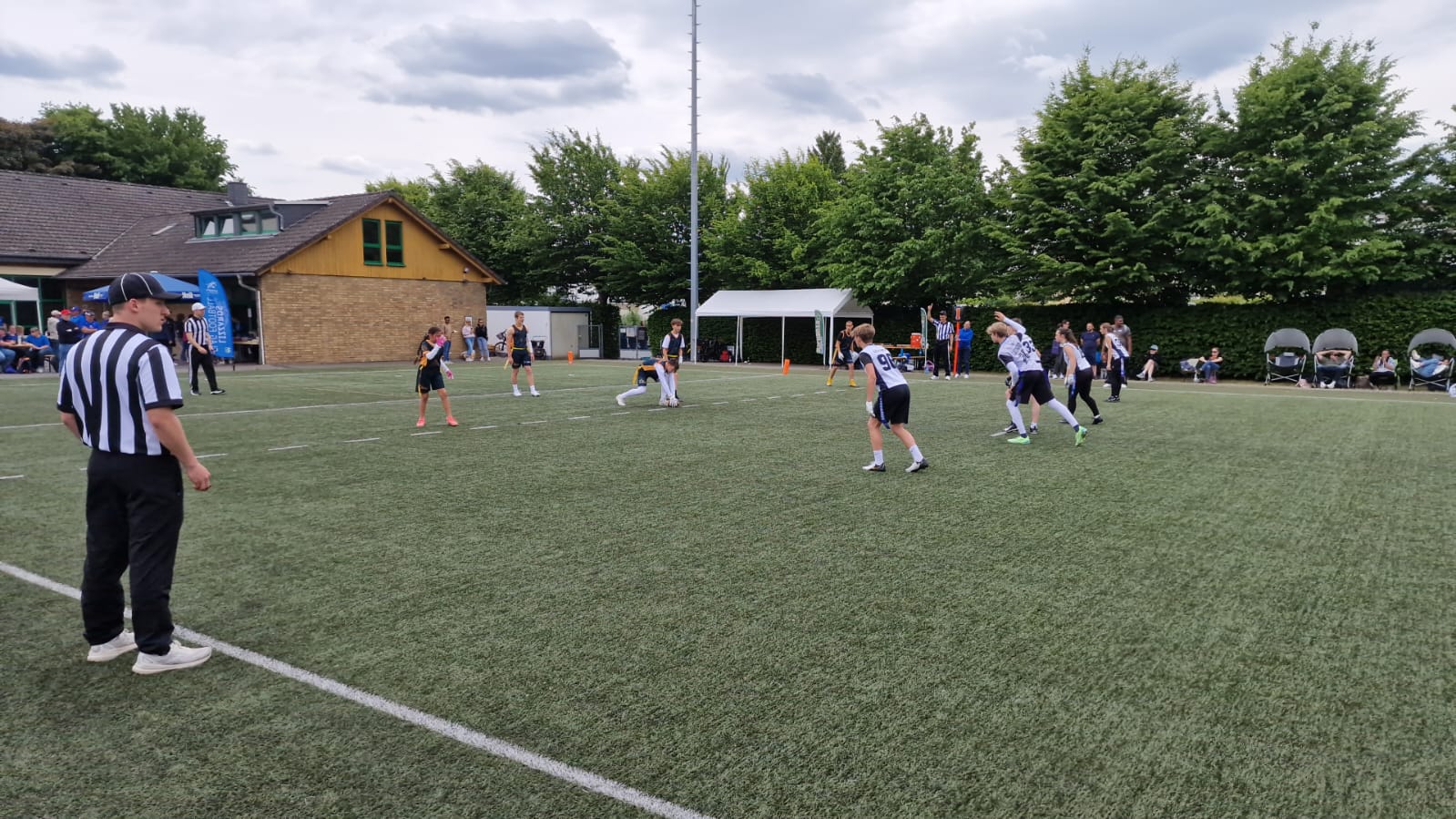 Spieler der U16-Mannschaft in Aktion auf dem Spielfeld.