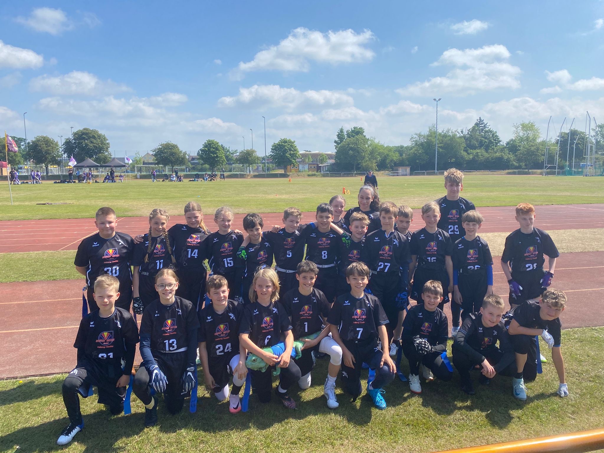 Gruppenfoto der Junioren U13-Spieler auf dem Spielfeld.