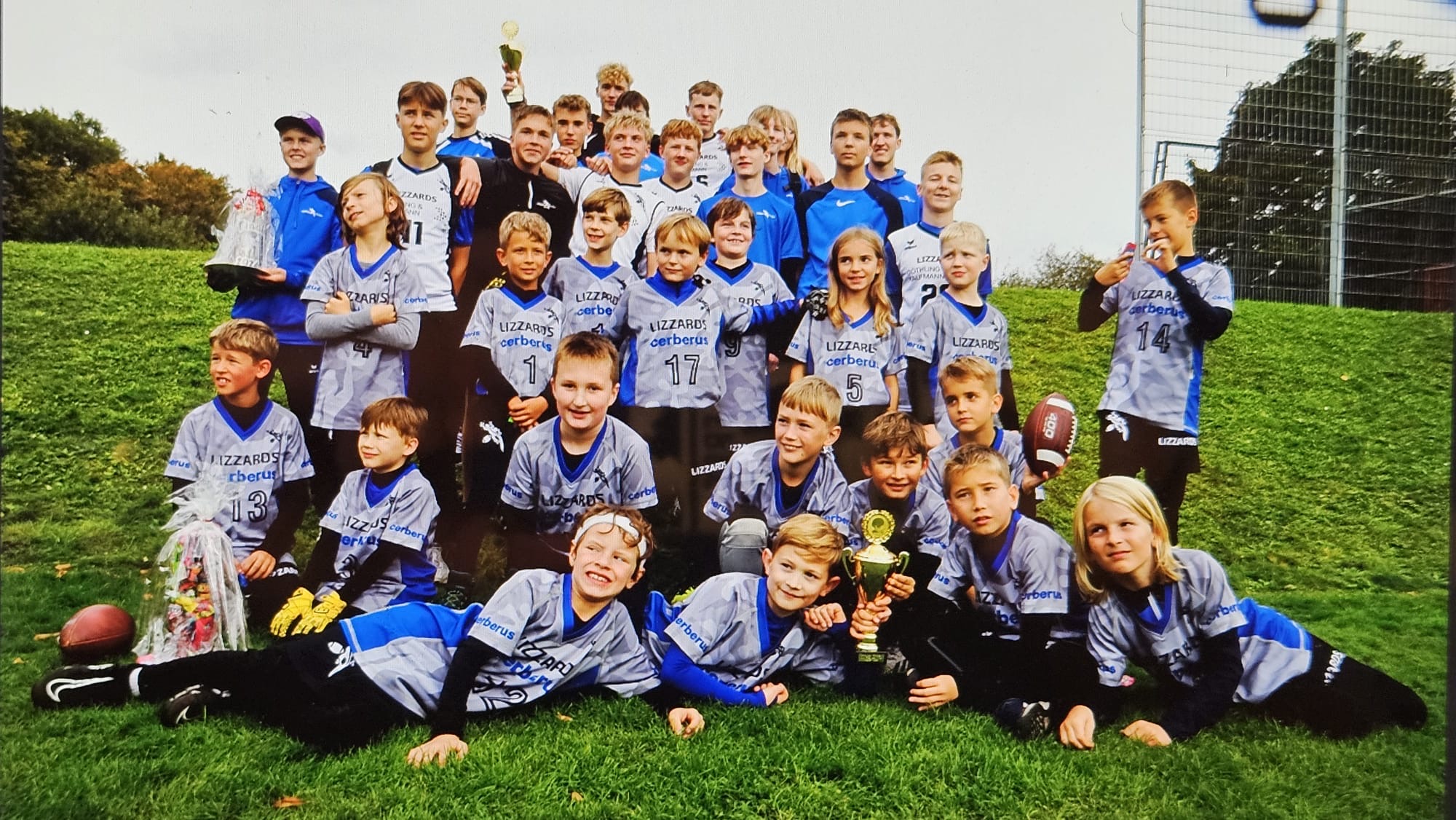 Gruppenfoto der Junioren U10 und U16 zusammen.