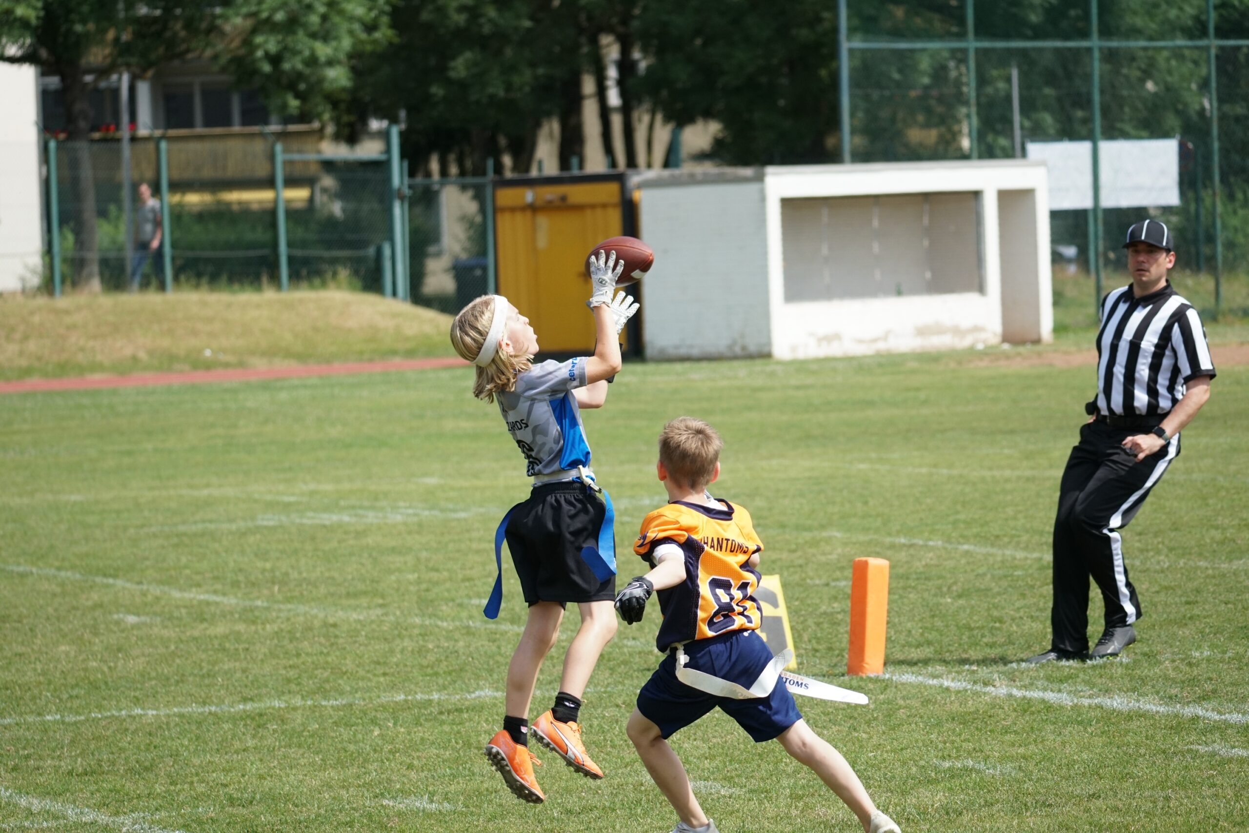 Junioren U10-Spieler springt in die Luft, um den Ball zu fangen