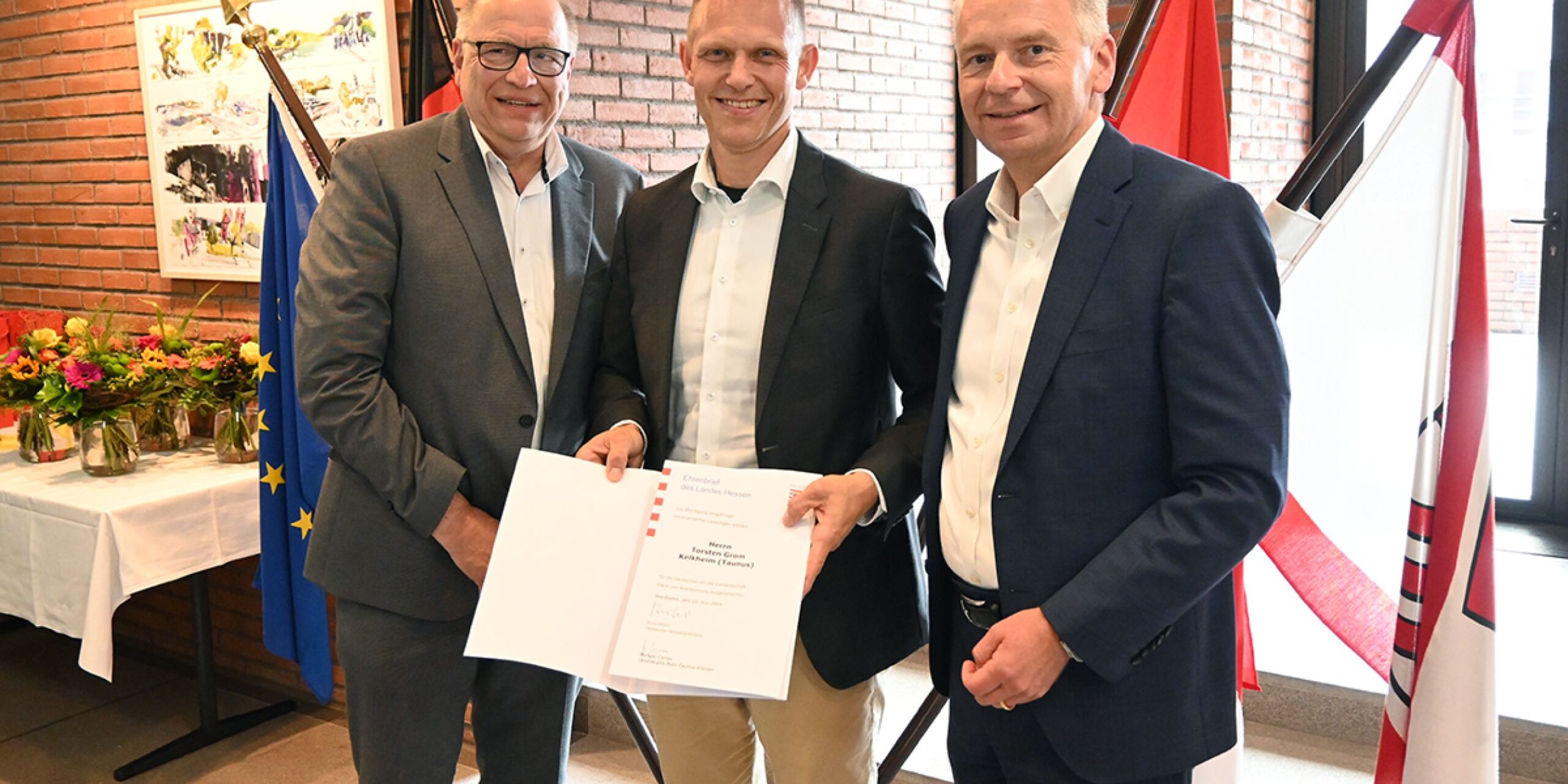 Torsten Grom wurde vom Landrat Michael Cyriax mit der Ehrenurkunde des Landes Hessen ausgezeichnet.