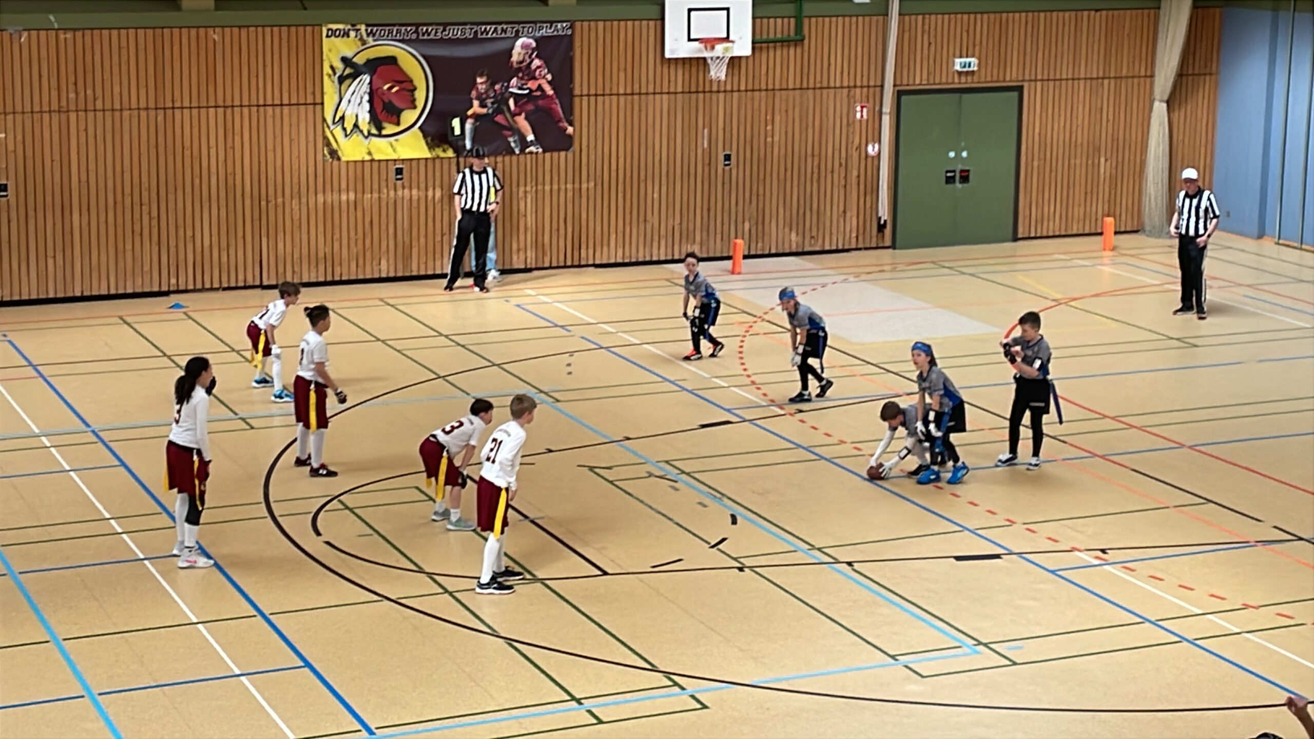 Zwei Juniorenmannschaften spielen gegeneinander in der Indoor-Sporthalle.