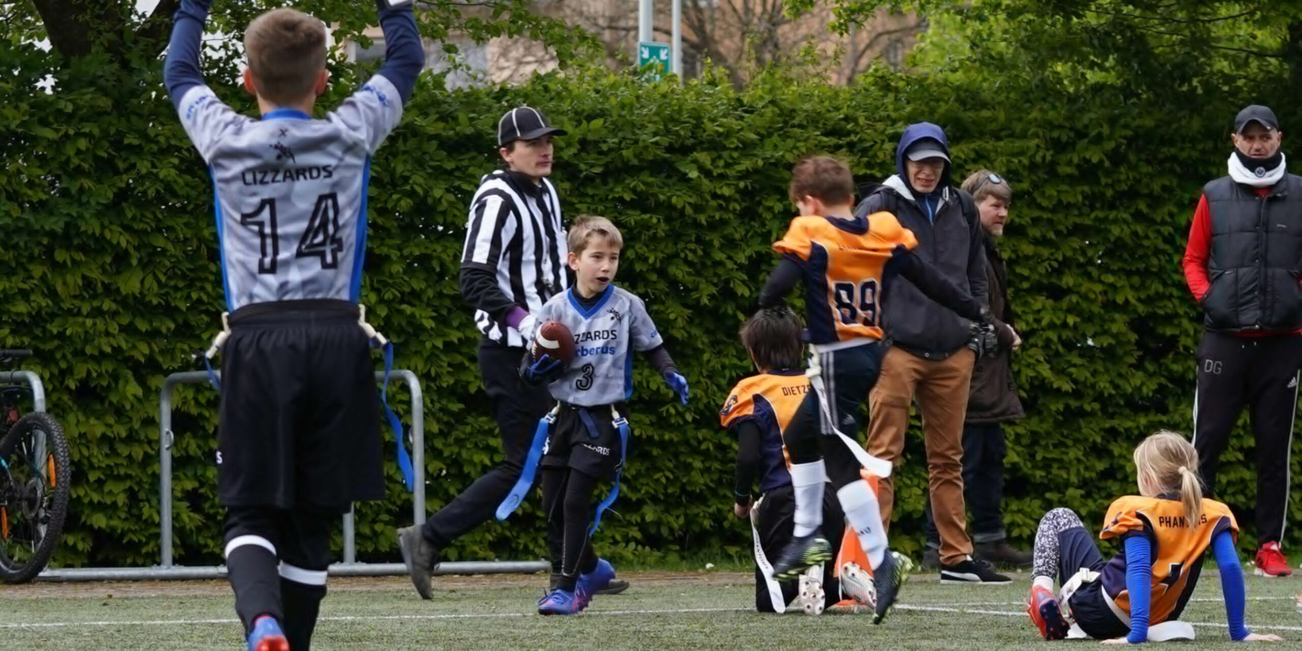 Kelkheim U10-Spieler verteidigt den Ball gegen die Spieler der gegnerischen Mannschaft.