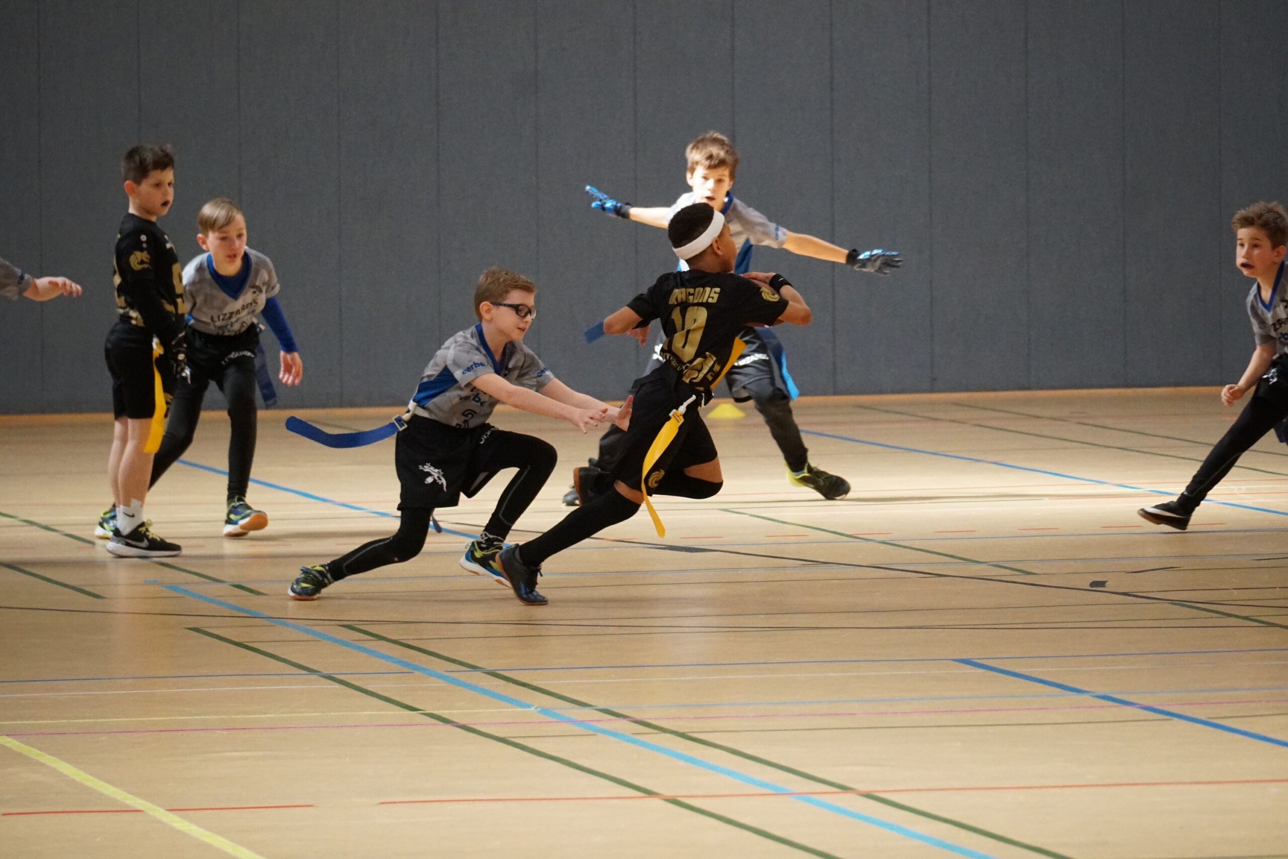 Junioren spielen in der Indoor-Sporthalle.
